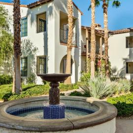LV250 Upstairs 2 BDR Condo with Private Balcony, hotel i La Quinta