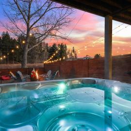 The Paddle House - Hot Tub & Fire Pit Stay: Custer şehrinde bir otel