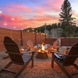 Fireside Grove- Downtown Stay with Hot Tub, hotel in Custer