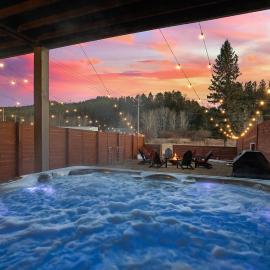 Buffalo Ridge - Hot Tub & Walk to Downtown