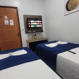 Quarto 4 econômico duplo próximo do aeroporto com ar condicionado e wifi grátis, hotel in Marabá