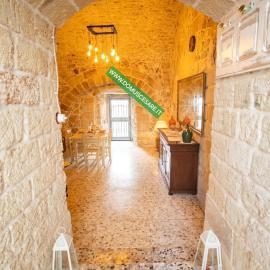 DOMUS CESARE - dimora storica totalmente in pietra nel cuore del centro storico con cabina doccia pietra in camera e zona relax esterna-historic residence entirely made of stone in the heart of the historic center with stone shower cabin in the room، فندق في كاروفينيو