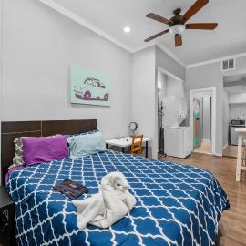 Modern & Chic Montrose Studio - Prime Location & Free Parking, hotel in Houston