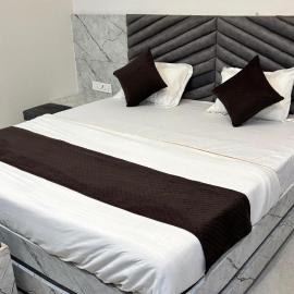 HOTEl SHREE ASHTVINAYAK GRAND, hotel a Mandlā