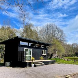 The Hayshed Taupō- tiny home 10 min from Taupō town centre- first accommodation on our working homestead, hotel v destinaci Oruanui