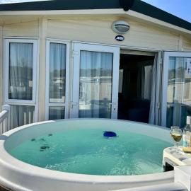Holiday Home with Private Hot Tub, hotel in Bembridge