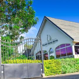 Golden Gates Hotel, מלון בMweiga