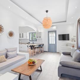 Central & Luxury Home, Hotel in Ándros