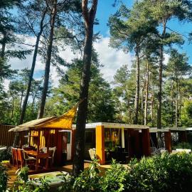 CAPFUN luxe chalet Onthaasten op de Veluwe، فندق في Doornspijk
