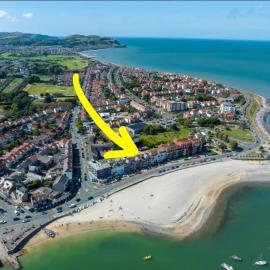 Stunning 2 Bedroom Beach Apartment With Garden, hotel in Rhos-on-Sea