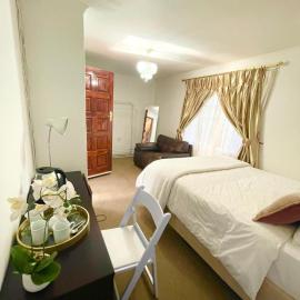 21 Maluti Avenue, Paulshof, Sandton, hotel in Sandton