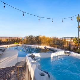 Heated Pool and Jacuzzi, Scenic Mountain View, Lux and Cozy,, hotel in Cottonwood