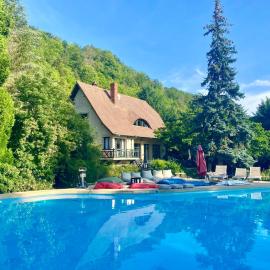 maison week end vacances 1H Paris Ouest, готель у місті Коннель