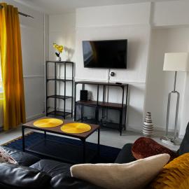 Peaceful & Convenient For business Trip & Families holiday & working proffesional-long term deals available , M1 J25-10Min , WI-Fi 500Mb , Netflix , Secure Huge Private garden with 6 cars parking space , Fully equiped kitchen , Few local shops near by