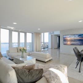 Luxusný Penthouse nad jazerami 230 m2, 2x garáž, WIFI، فندق في سينيتش