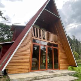 Cabaña Alpina Yanesh Haus, hotel v destinácii Oxapampa