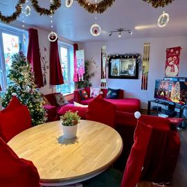 London 2 double bedrooms 2 Bathrooms Holiday Home - Parking SKYSPORTS, NETFLIX - 2 - 3 minutes walk to the Train station - 19min to London Liverpool Street fast Internet GROUND FLOOR 100s of shops restaurants bakeries 24-hour ASDA superstore, Major hospi