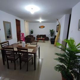 GoodWaves Surf Hostel, hotel i Huanchaco
