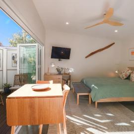 Studio 46, Canberra, hotel in Campbell