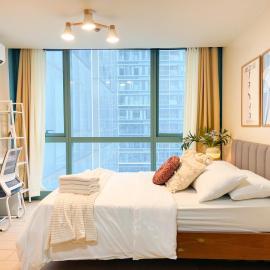 Luxury BGC Condo Across Uptown Mall #ournw19a, hotel v destinácii Manila