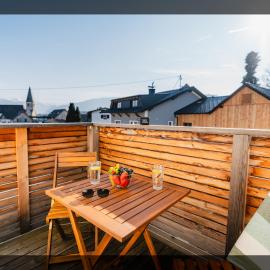 ArVia Living - Ferienwohnung in Altmünster, zentrale Lage, 7 Min Gehweg zum Traunsee, Küche, gratis Parkplatz & WLAN: Altmünster şehrinde bir otel