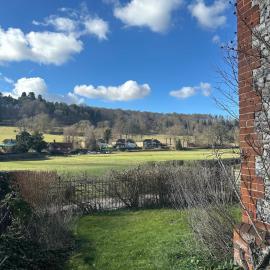 Charming Country Cottage with Lovely Views, hotel in Hambleden
