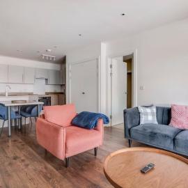 Modern, Spacious 2bed, 2bath apartment in Barking, hotel in Barking