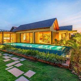 StayVista at Aaranya Villa with Pool, Luxury Amenities Lawn near Hyderabad, hotelli kohteessa Hyderabad