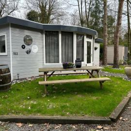 Spacious Two Person Chalet, hotel a Hattemerbroek