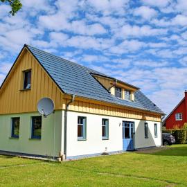Ferienappartements zum Ostseestrand mit Terrasse, hotell i Lobbe