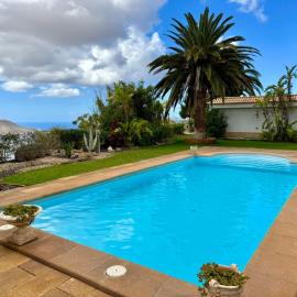 Villa Casa Lilo, en jardin grande,con una gran piscina, con pérgola y barbacoa, hotel in Arona
