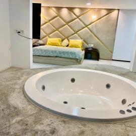 Cozycasa By Nattis group 4 BR - Jacuzzi & private garden, Hotel in Kondapur