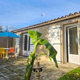 Joli Cottage Confort 1 chambre en forêt au Village Vacances, hotel in Mareuil-sur-Lay