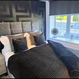 Canterbury City Combined Luxury apartments with Hot Tub، فندق في Blean