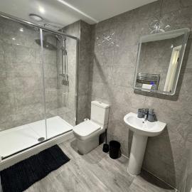 4 Town centre, Free off road parking, entire flat