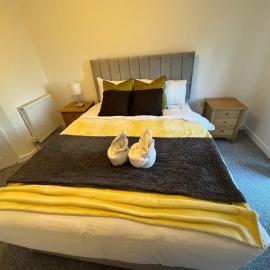 5 Town centre, entire flat, free parking king bed