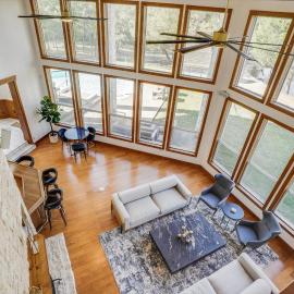 22-Acres Mansion - Pool Party Venue Games & More, hotel in Garland