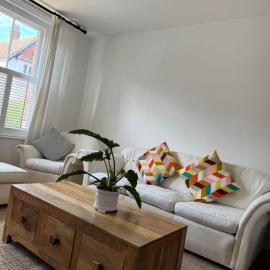 Marchwood House 4 bedroom sleeps 8 in the Village 10 mins walk to the beach