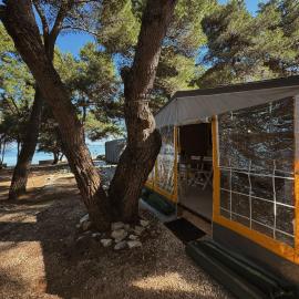 Caravan near the sea 2, hotel in Ugljan