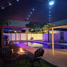 Sleeps 17! Beach & Heated Pool, 10 minutes to all Tampa attraction!
