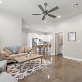 NEW Youngsville Escape KING Beds Cajun Luxury WiFi, hotel u gradu Youngsville