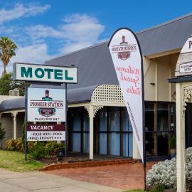 Pioneer Station Motor Inn โรงแรมในสวอนฮิลล์