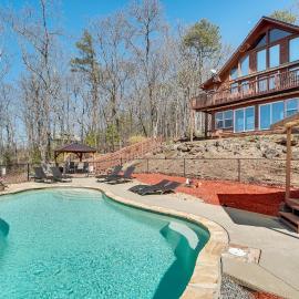 Pool, Hot Tub & Mountain Views: Cleveland Cabin