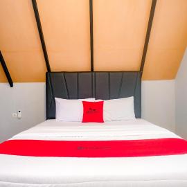 RedDoorz at Pondok Palma Villa, hotel i Soprayan