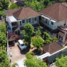 Whiterose Guesthouse, hotel v Senggigi