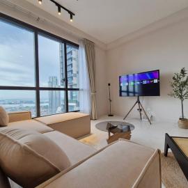 Stunning 4BR Sky Retreat 42nd Floor View Sleep 8