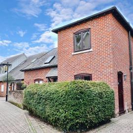 In the heart of the Town centre Ringwood, New Forest - Star Cottage