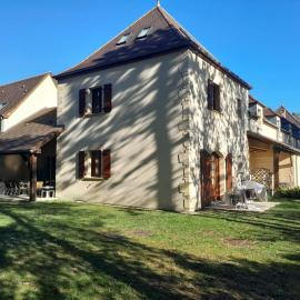 Lilas - Spacieuse maison 10 pers Jardin BBQ, hotel a Doumen