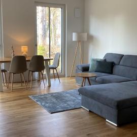 Modernes voll möbliertes Apartment am See mit Garten, nahe BER