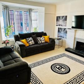 Luxurious 2BR stay in London-GerrardsCross-Wembley-private carpark-short walk to train station, hotell sihtkohas Gerrards Cross
